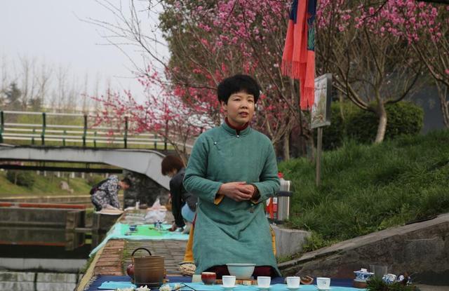 春分户外摆茶席 三峡职院农学院教授将茶艺特色课程搬到大自然