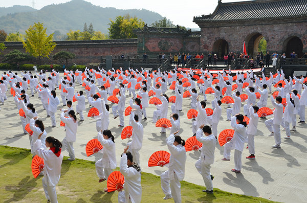 学太极拳,诵《道德经,舞功夫扇,领悟武当文化精神